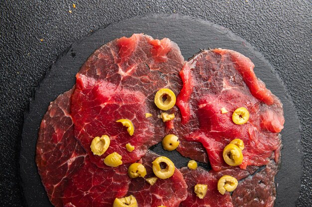 Carpaccio rohes Fleisch Gewürz Vorspeise Oliven, Rindfleisch dünne Scheiben frische gesunde Mahlzeit Snack