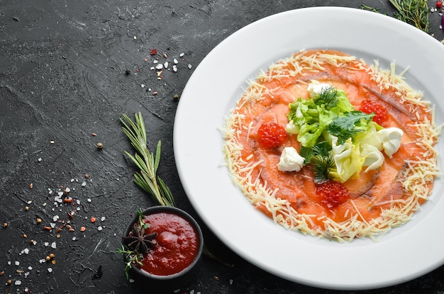 Carpaccio de salmón con caviar rojo Vista superior Espacio libre para tu texto