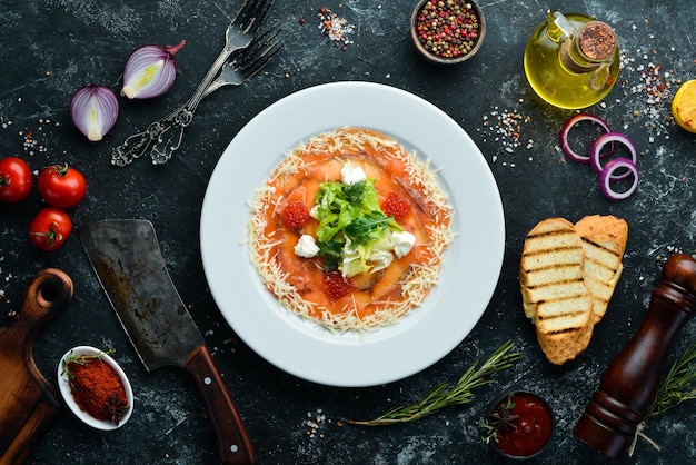 Carpaccio de salmón con caviar rojo Vista superior Espacio libre para tu texto