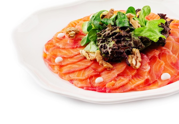 Carpaccio de salmón con ensalada en plato