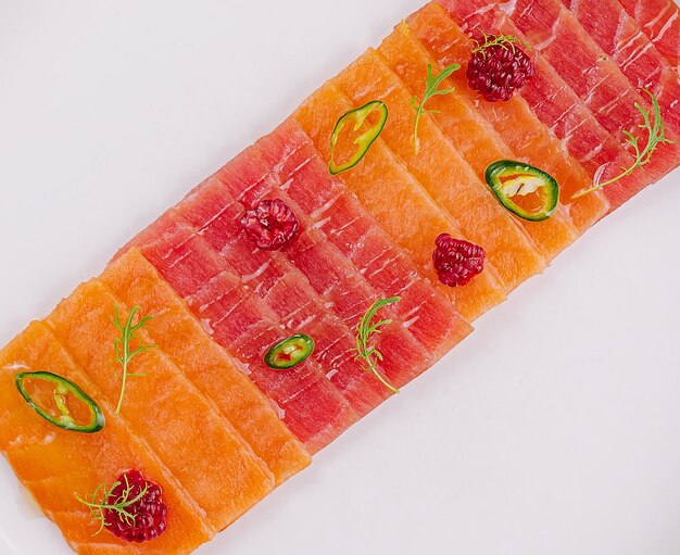 Carpaccio de salmón fresco con cítricos y chile