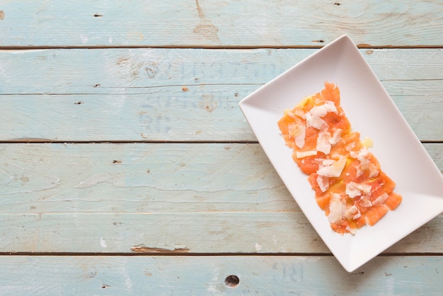 Carpaccio de salmón con parmesano