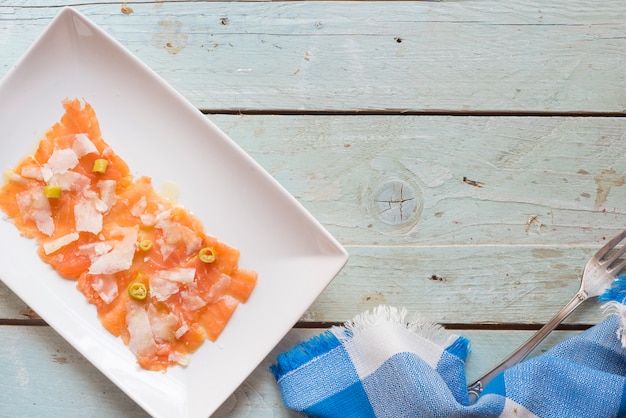 Carpaccio de salmón con parmesano