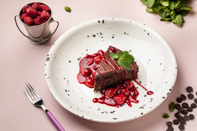 Carpaccio Teller und weiße Platte Rote-Bete-Rettich-Carpaccio Gourmet-Restaurant-Menü Weißer Hintergrund