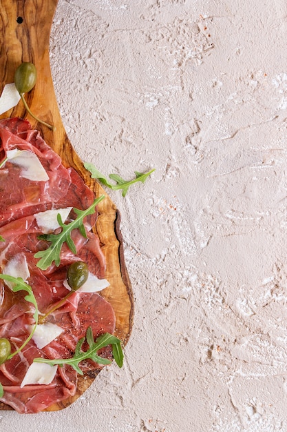 Carpaccio de ternera con alcaparras