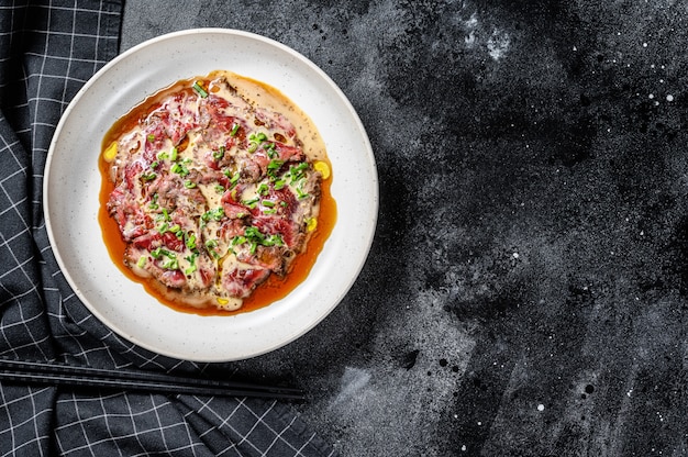 Carpaccio de ternera con cebolla verde fresca.