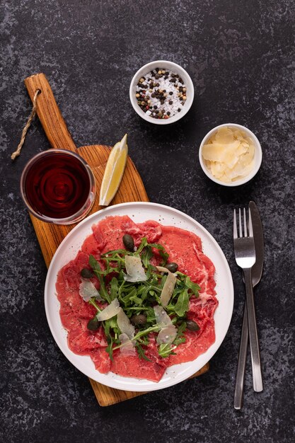 Carpaccio de ternera marmoleada con alcaparras de rúcula y queso parmesano