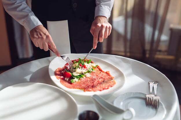 Carpaccio de ternera roja en un plato blanco