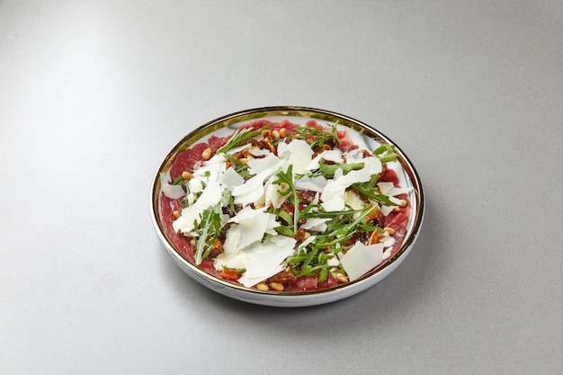 Carpaccio de ternera con rúcula y parmesano