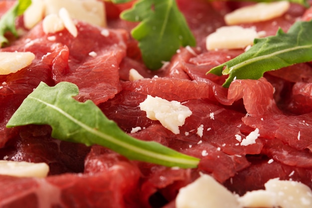 Carpaccio de ternera veteada sobre mesa de placa negra