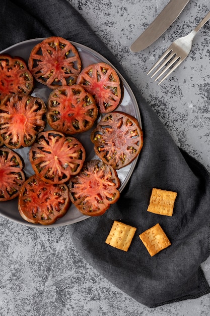 Foto carpaccio de tomate fresco con aceite de oliva.