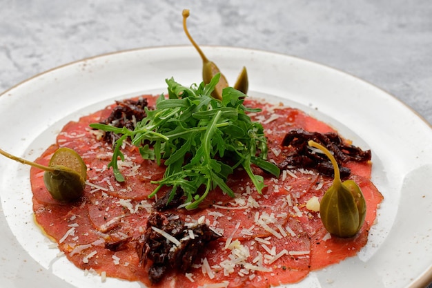 Carpaccio vom Kalbsfilet mit Rucola und Kapern