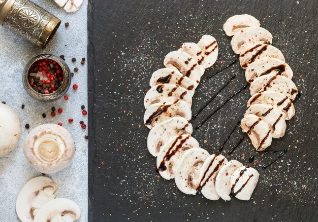 Carpaccio von Champignon mit frischen Pilzen