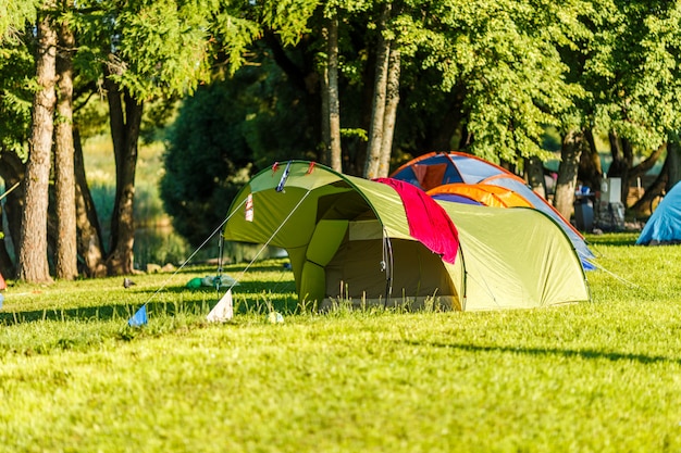 Carpas para acampar en un hermoso lugar natural