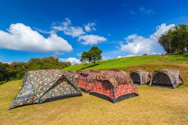 Carpas coloridas que acampan en Doi Samer Dao, Parque Nacional Sri Nan, Provincia de Nan, Tailandia