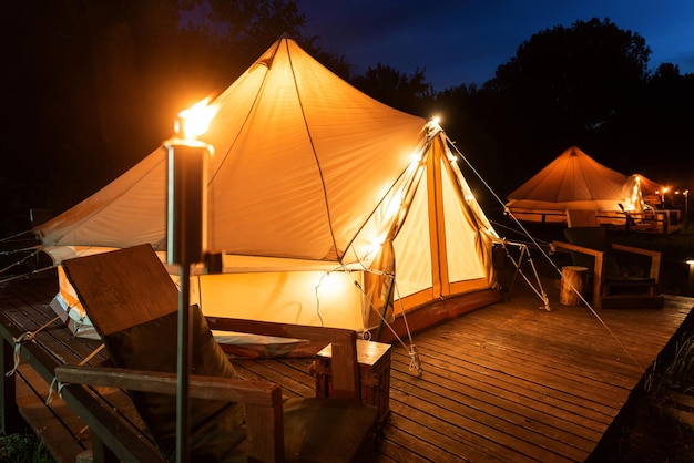 Carpas en la noche de glamping