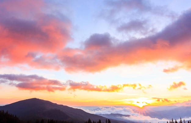 Los Cárpatos Un hermoso paisaje de montaña Naturaleza en las montañas Hermosas nubes