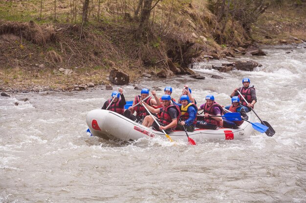 Cárpatos Ucrania 01 de mayo de 2015 Equipo de rafting salpicando las olas rafting deporte extremo y divertido Grupo de personas con guía rafting en aguas bravas y remo en barco de rafting deporte extremo