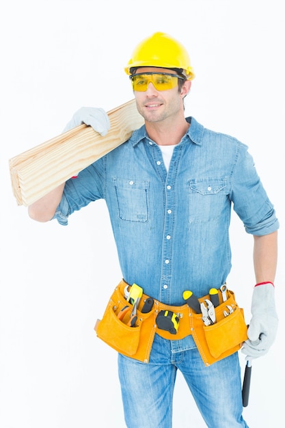 Carpenter llevando tablones de madera