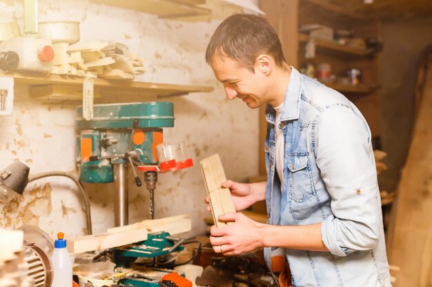 Carpenter trabaja en un taller para la producción de muebles antiguos.