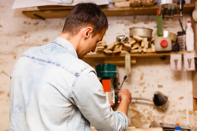 Carpenter trabaja en un taller para la producción de muebles antiguos.