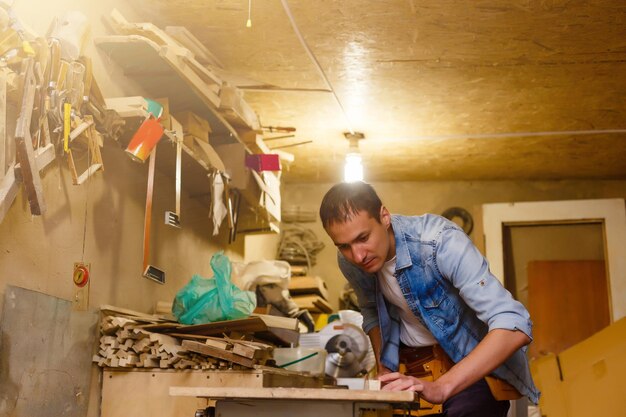 Carpenter trabaja en un taller para la producción de muebles antiguos.