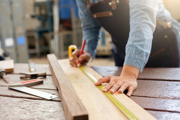 Carpenter trabajando en máquinas para trabajar la madera en carpintería