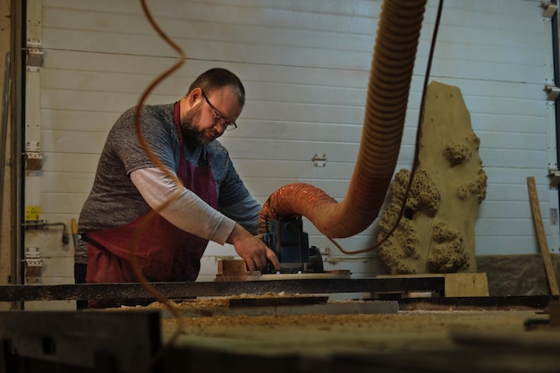 Carpenter usa una sierra de mesa que muestra la belleza de mezclar viejas habilidades con nuevas herramientas