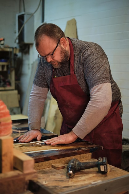 Carpenter usa una sierra de mesa que muestra la belleza de mezclar viejas habilidades con nuevas herramientas