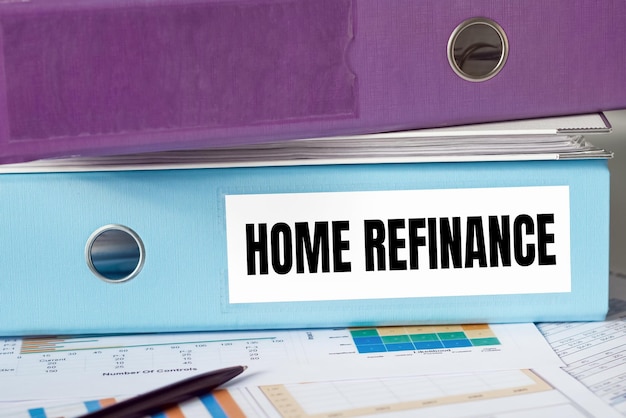 Una carpeta azul claro con la etiqueta HOME REFINANCE