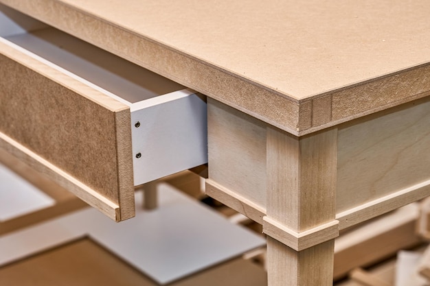 Carpintaria Mesa de escrita de madeira feita profissionalmente em processo de produção em close-up de oficina