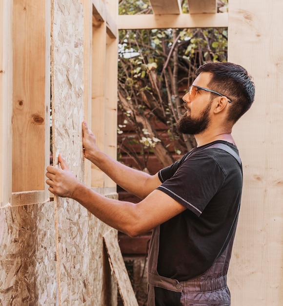Carpinteiro fazendo caixilhos de madeira para janelas