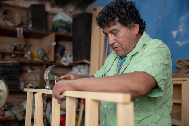 Foto carpinteiro mexicano trabalhando em sua oficina