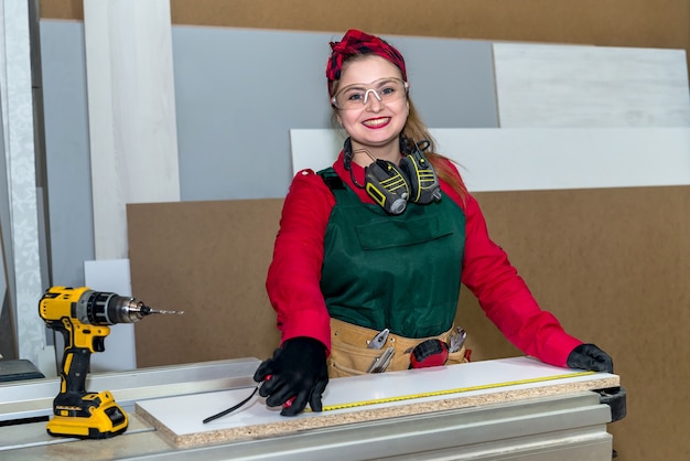 Foto carpinteiro sorridente medindo prancha de madeira por metro