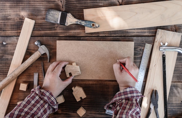 Carpinteiro trabalhando na carpintaria. carpintaria diy e trabalho em casa conceito. distanciamento social ou distanciamento físico.