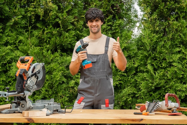 Carpinteiro usando filmadora na oficina Artesão masculino caucasiano com gravação de câmera DIY tutorial