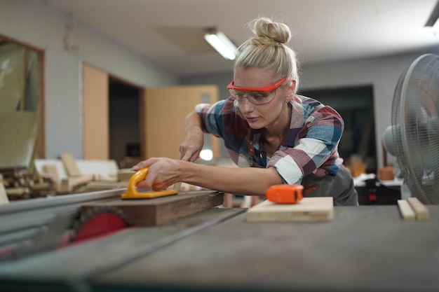 Carpinteiros que montam móveis Pequenas empresas em madeira DIY fundo de escritório no local de trabalho