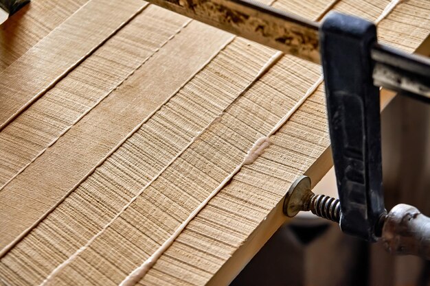 Foto carpintería pegado y sujeción de paneles de madera proceso de fabricación de muebles de madera