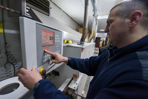 carpintero calculando y programando una máquina de trabajo de madera CNC