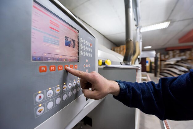 carpintero calculando y programando una máquina de trabajo de madera CNC