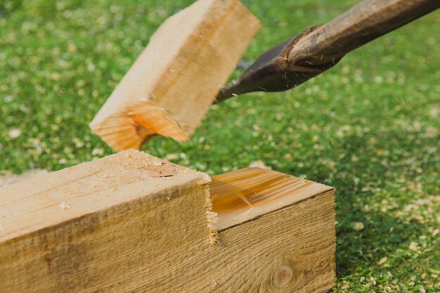 Carpintero cortando una sección rectangular de madera