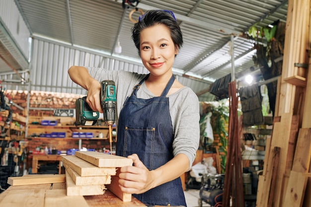 Carpintero femenino haciendo muebles