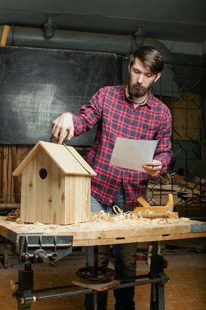 Carpintero haciendo caja nido de madera