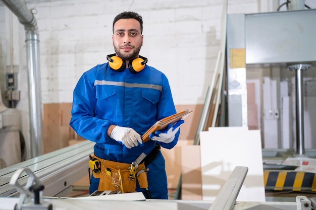 Carpintero haciendo muebles en taller