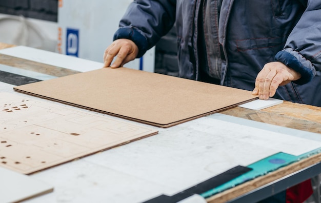 Carpintero haciendo rompecabezas de juegos educativos para niños de madera Carpintería para cerrar rompecabezas