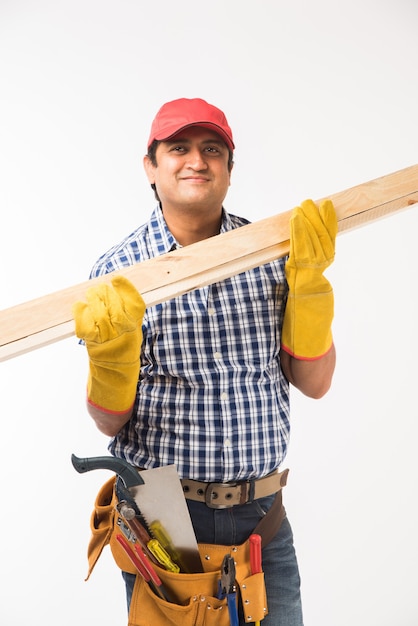 Carpintero indio guapo o trabajador de la madera en acción, aislado