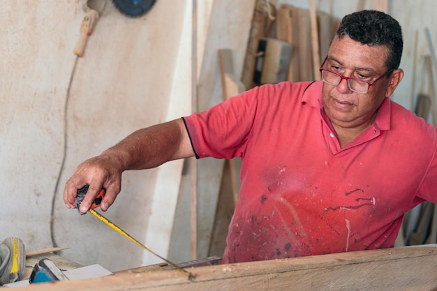 Carpintero mayor que trabaja en su taller