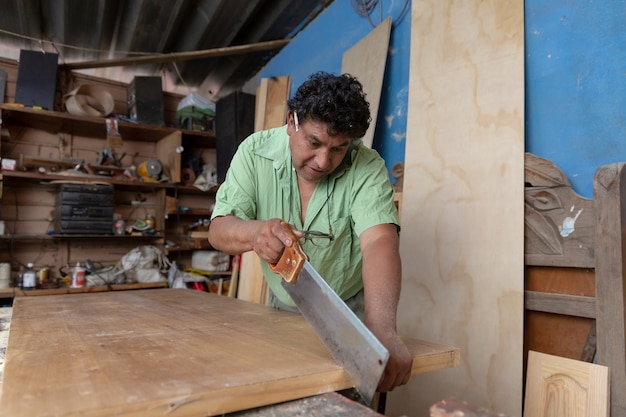 Carpintero mexicano, barnizado en su taller