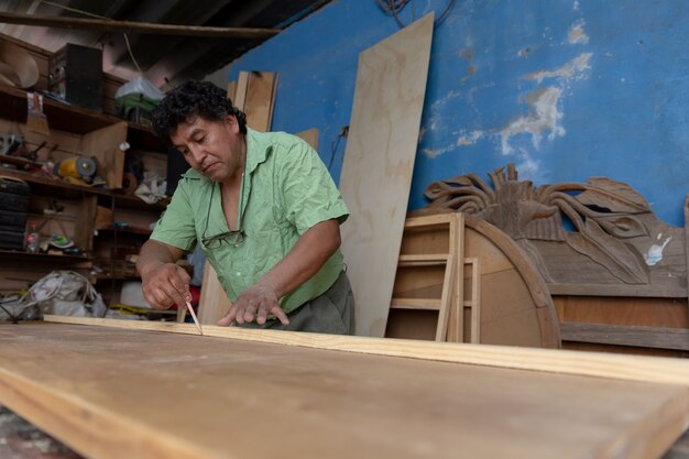 Carpintero mexicano, carpintero trabajando en su taller