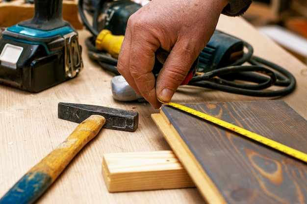 Carpintero midiendo una tabla de madera